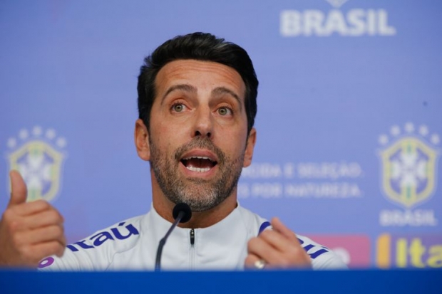 O coordenador técnico da Seleção Brasileira de Futebol, Edu Gaspar, fala à imprensa no centro de treinamento da Confederação Brasileira de Futebol, na Granja Comary, em Teresópolis, Rio de Janeiro.