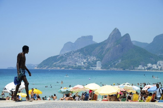 Rio de Janeiro - Em dia de alta temperatura, cariocas e turistas enchem praias da zona sul da cidade. (Tomaz Silva/Agência Brasil)