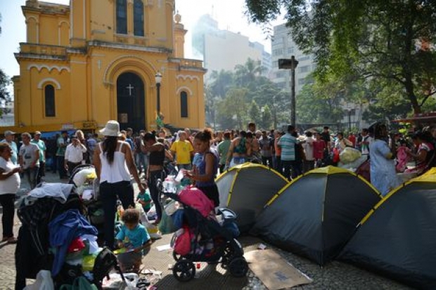 São Paulo - Desabrigados do prédio que desabou após incêndio acampam em frente a Igreja Nossa Senhora do Rosário dos Homens Pretos, no Largo do Paissandu, região central.