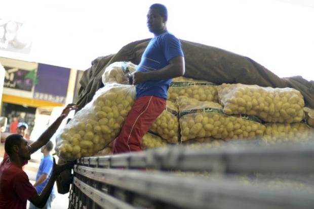 No Ceasa-DF, movimentação de descarga de hortifruti. 