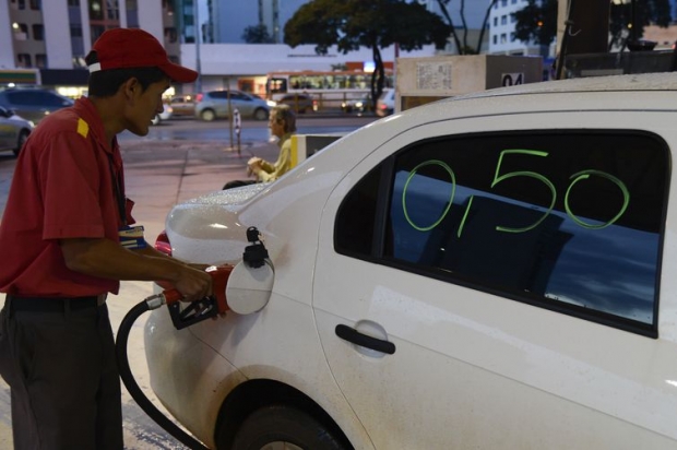 Brasília - Protesto contra o aumento da gasolina Vamos Dar o Troco ocorre no Distrito Federal. Todos que passarem por um posto irão abastecer apenas R$0,50 e pedir a nota fiscal (Valter Campanato/Agência Brasil)