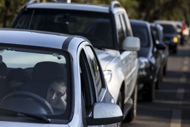 Brasilienses enfrentam até 4km de filas para abastecer em posto de combustíveis que vende gasolina a R$ 2,98 como parte do Dia da Liberdade de Impostos (DLI). 