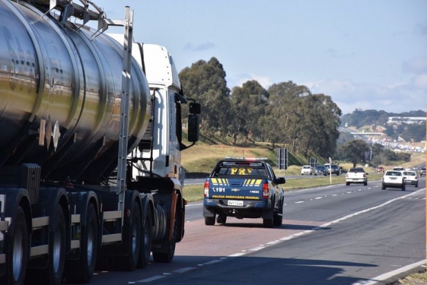 Equipes da Polícia Rodoviária Federal (PRF) escoltam uma carga de combustível para aviação desde a Refinaria da Petrobras em Araucária (PR) até o Aeroporto Internacional Afonso Pena, em São José dos Pinhais (PR).