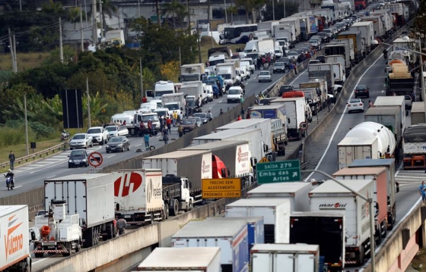 Caminhoneiros participam de protesto contra os altos preços do diesel na rodovia BR-116 Régis Bittencourt, em São Paulo