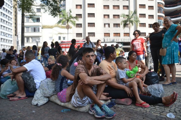 Desabrigados do prédio que desabou após incêndio no Largo do Paissandu, região central.