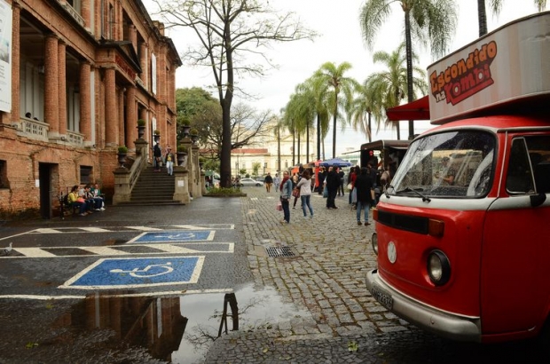 São Paulo - A programação especial da Pinacoteca para a Virada Cultural 2016 teve contação de estórias em libras, feirão de livros e food truck ( Rovena Rosa/Agência Brasil )