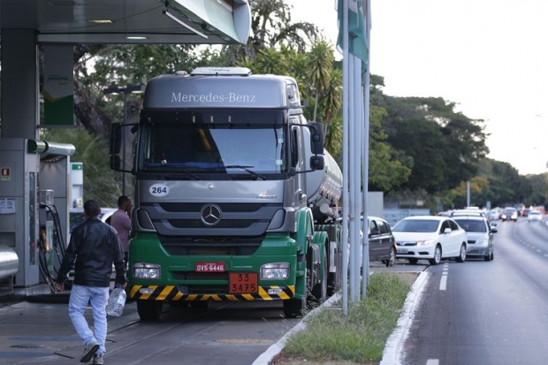 Caminhão-tanque abastece posto de combustivel no Plano Piloto, região central da capital