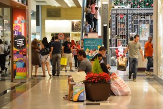 Shopping no centro de Brasília tem movimento intenso no último fim de semana antes do Natal