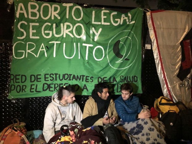 Argentinos acompanham votação da Lei do Aborto