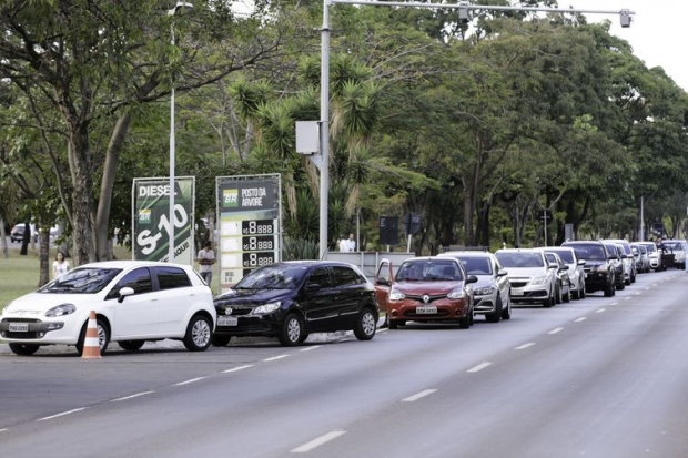 Motoristas formam fila à espera de combustível. Nos postos visitados, apenas havia diesel S10.