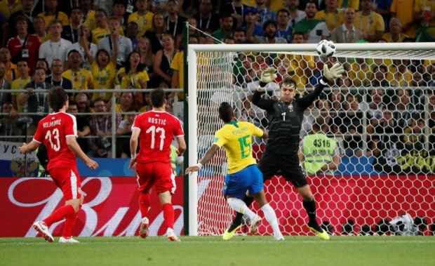 Copa 2018: Brasil e Sérvia. Paulinho, do Brasil, marca o primeiro gol da equipe.