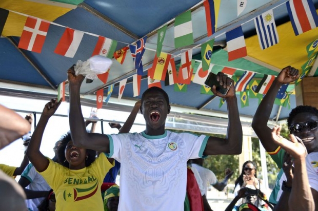  Senegaleses se reúnem na praia de Copacabana para torcer por sua seleção na partida entre Senegal e Japão, Copa do Mundo na Rússia.