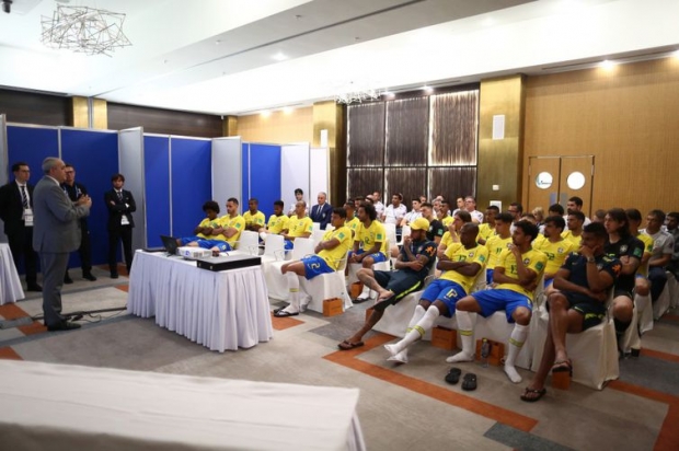 O ex-árbitro brasileiro Wilson Seneme, membro do Comitê de Arbitragem da Fifa, esteve na concentração do Brasil, em Sochi, onde fez palestra para os jogadores da seleção brasileira sobre o árbitro de vídeo