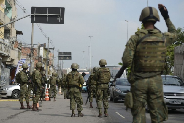 Forças Armadas e policiais fazem operações na comunidade da Gardênia Azul, região de Jacarepaguá, na zona oeste do Rio de Janeiro.