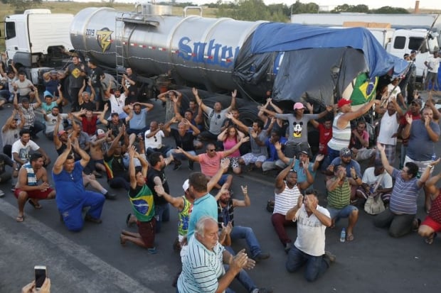 Caminhoneiros protestam na Rodovia Presidente Dutra, em Seropédica, Rio de Janeiro.