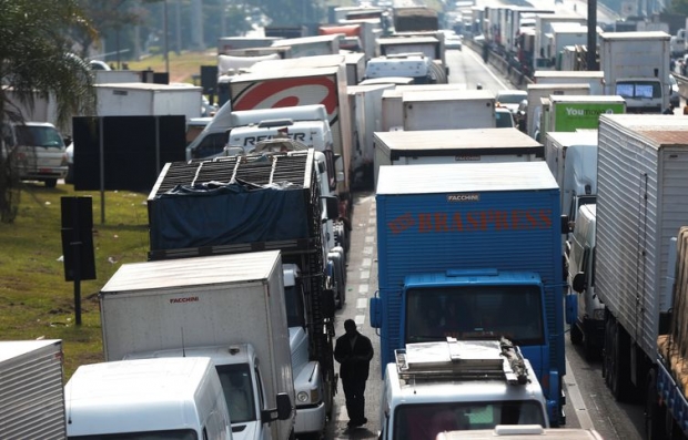 Caminhoneiros protestam contra o aumento do diesel na Rodovia Régis Bittencourt, em São PauloREUTERS/