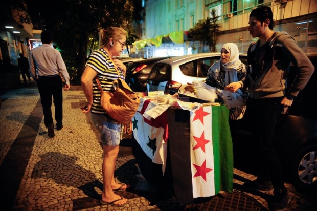 O sírio Armin Nachawaty, 25 anos, vende esfirras com a família no Rio de Janeiro, onde vivem refugiados da guera na Síria (Fernando Frazão/Agência Brasil)