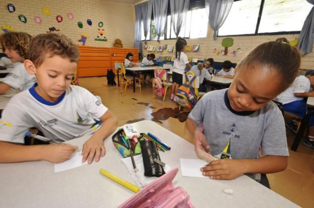 Crianças da educação infantil em sala de aula 