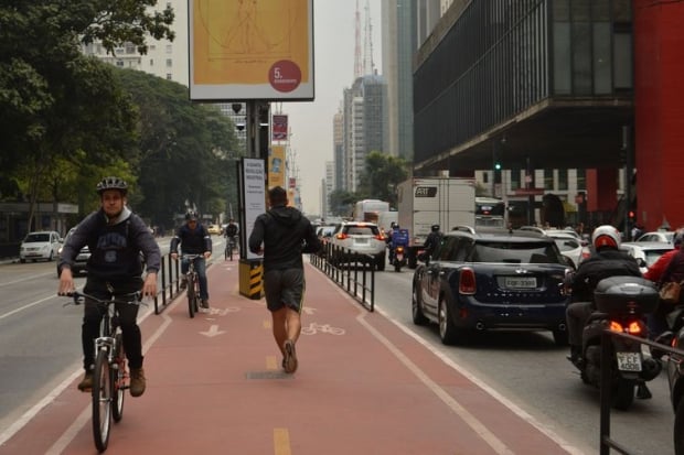 Ciclovia na Avenida Paulista, região central de São Paulo.