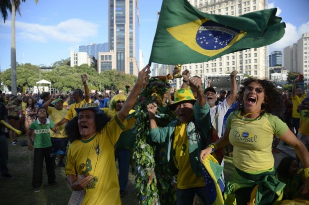 Torcedores comemoram primeiro gol do Brasil na Copa do Mundo 2018, na região central do Rio