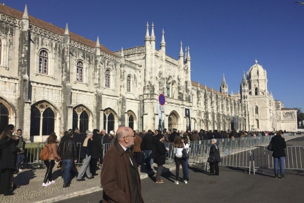 Lisboa - Admiradores formam fila para se despedir do ex-presidente Mário Soares, no Mosteiro dos Jerónimos (Marieta Cazarré/Agência Brasil)