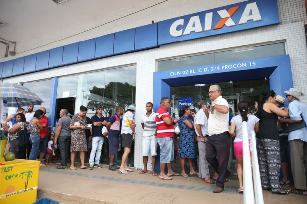 Brasília - Pessoas enfrentam filas no primeiro dia de saque do FGTS de contas inativas (Antonio Cruz/Agência Brasil)