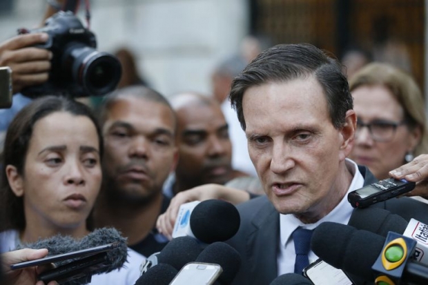 O prefeito Marcelo Crivella fala no velório do adolescente Marcus Vinicius da Silva, baleado durante operação da Polícia Civil no Complexo da Maré. 