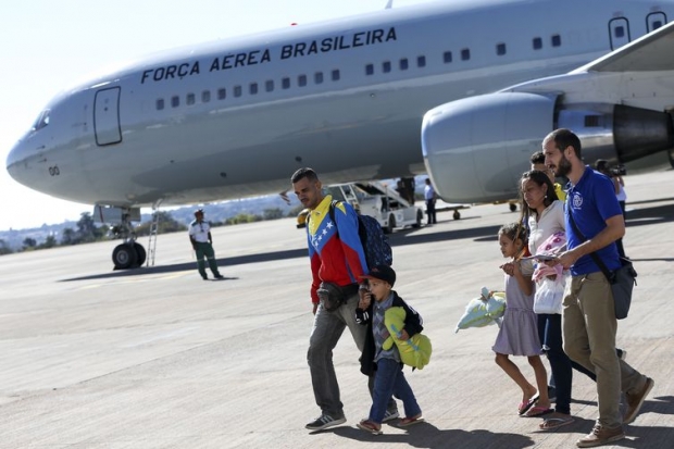 50 migrantes venezuelanos chegaram a Brasília em um avião da FAB preparado para transporte em missões humanitárias. Os venezuelanos serão acolhidos pela organização Aldeias Infantis SOS. Desse total, 20 são crianças.