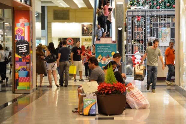 Shopping no centro de Brasília tem movimento intenso no último fim de semana antes do Natal