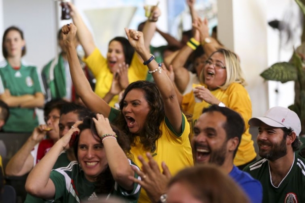 Torcedores assistem ao jogo entre Brasil e México, na Embaixada do México.