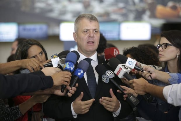 O representante do Ministério Público do Distrito Federal, Paulo Roberto Binicheski, fala à imprensa, durante Blitz Nacional dos Aeroportos para fiscalizar a cobrança da franquia de bagagem, no Aeroporto Internacional de Brasília.