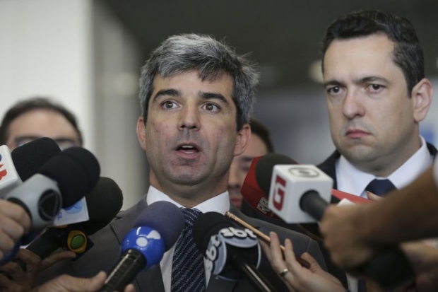 O presidente da OAB-DF, Juliano Costa Couto, fala à imprensa, durante Blitz Nacional dos Aeroportos para fiscalizar a cobrança da franquia de bagagem, no Aeroporto Internacional de Brasília.