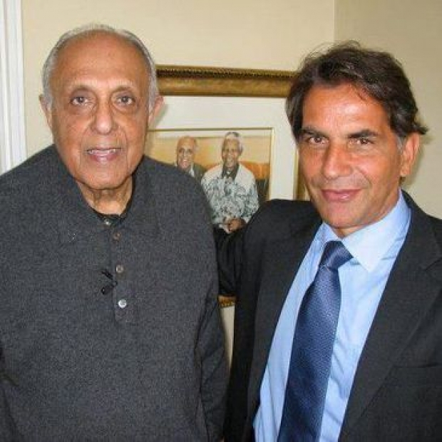 Jornalista António Mateus (direita) com Ahmed Kathrada, companheiro de prisão e amigo próximo de Nelson Mandela, em Joanesburgo, durante gravação de um documentário sobre Madiba