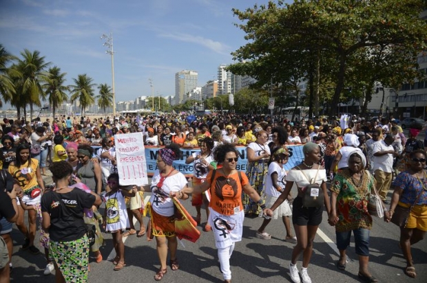 Quarta Marcha das Mulheres Negras em Copacabana, no Rio de Janeiro, protesta contra a violência que atinge as mulheres negras em todo o país. 