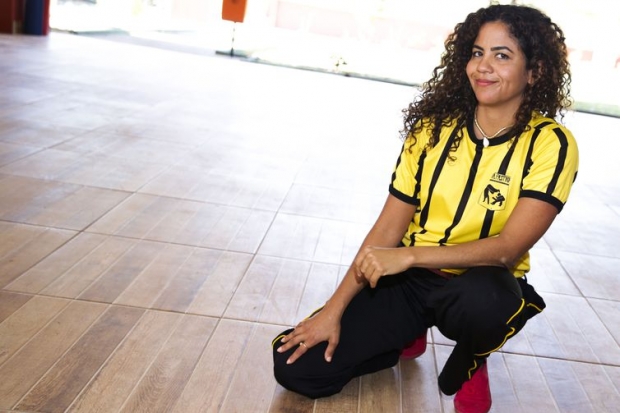 A capoeira tem cor, tem uma história. Ela envolve ancestralidade, símbolos culturais e afirmação da negritude”, diz Larissa Ferreira, capoeirista e professora de dança do Instituto Federal de Brasília (IFB)