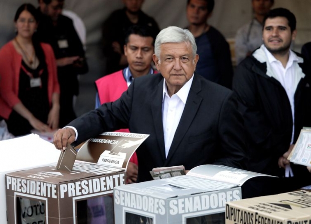 México: eleições presidenciais. O candidato presidencial Andres Manuel Lopez Obrador deposita sua cédula de voto durante a eleição presidencial na Cidade do México.
