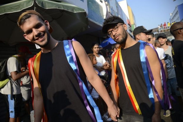 Milhares de pessoas participam da 18ª edição da Parada LGBTI de Madureira, na zona norte do Rio de Janeiro. 