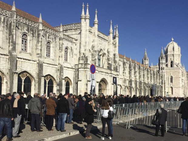 Lisboa - Admiradores formam fila para se despedir do ex-presidente Mário Soares, no Mosteiro dos Jerónimos (Marieta Cazarré/Agência Brasil)