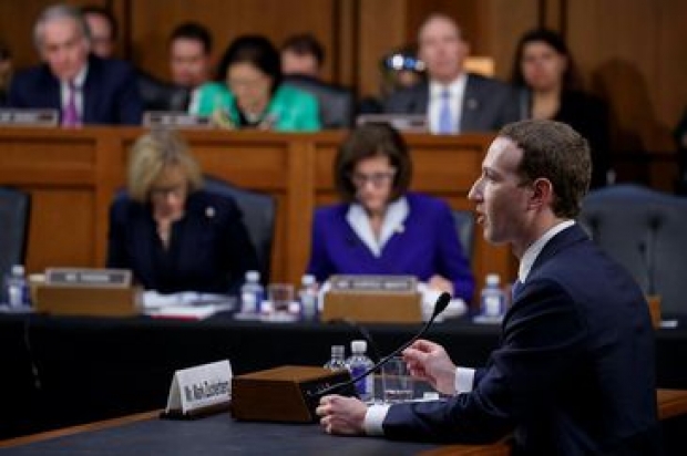 Washington (EUA) - O presidente e fundador do Facebook, Mark Zuckerberg, depõe em audiência conjunta das comissões de Comércio e de Justiça do Senado. EFE/SHAWN THEW