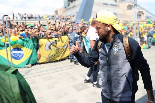 Na chegada ao hotel, os atletas fizeram questão de acenar para os torcedores que, inclusive cantavam uma música em homenagem Neymar