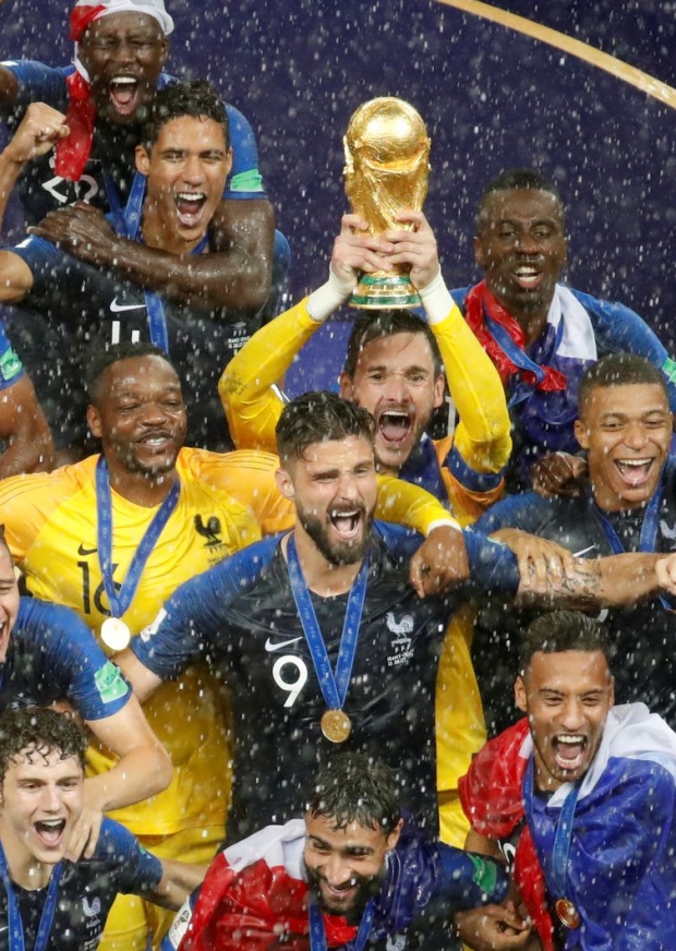França recebe o troféu e as medalhas pela vitória na final da Copa do Mundo 2018, na Rússia