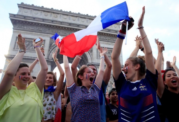 Torcedoras francesas comemoram vitória da seleção na avenida Champs-Elysees, em Paris