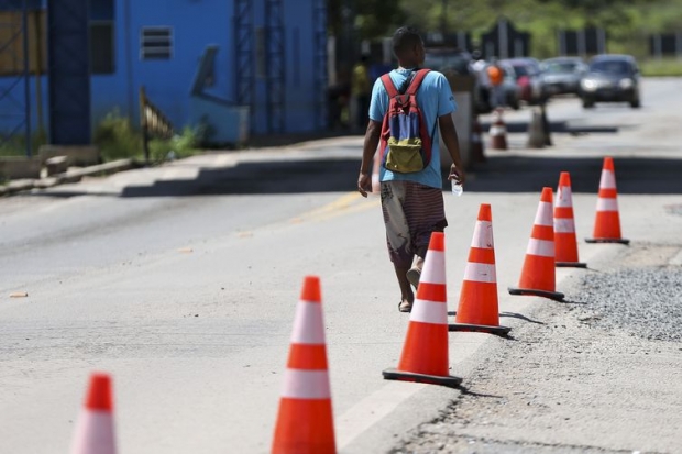 Imigrantes venezuelanos cruzam a fronteira com o Brasil.