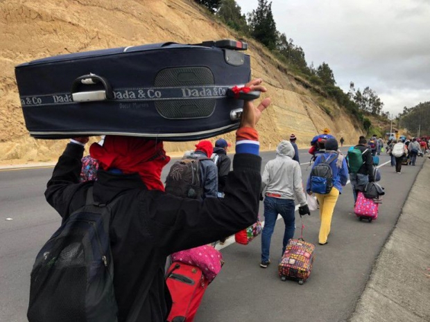 Venezuelanos caminham por estrada equatoriana a caminho do Peru em Tulcán REUTERS/Andres Rojas