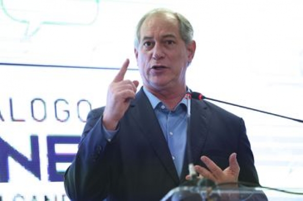 O candidato à Presidência da República, Ciro Gomes, do PDT, discursa durante o evento, Diálogos Eleitor, realizado pela União Nacional de Entidades do Comércio e Serviços (Unecs).