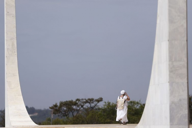 Praticantes de religiões de matriz africana aguardam o início do julgamento, no STF, de recurso sobre a constitucionalidade do sacrifício de animais em cultos.