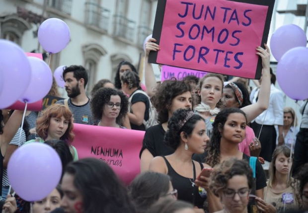 Rio de Janeiro - Mulheres fazem caminhada em solidariedade às manifestações feministas na América Latina, que tem países com alta taxa de feminicídio, segundo a ONU (Fernando Frazão/Agência Brasil) 
