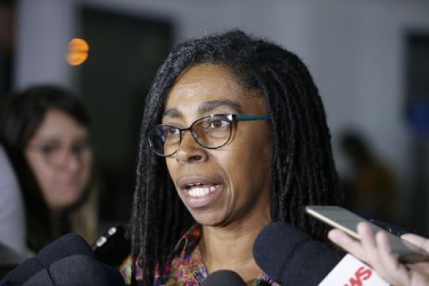 Jurema Werneck, diretora executiva da Anistia Internacional, fala à imprensa após reunião da família da vereadora Marielle Franco (PSOL), assassinada em março, com o secretário de Segurança Pública do Rio de Janeiro, general Richard Nunes. 