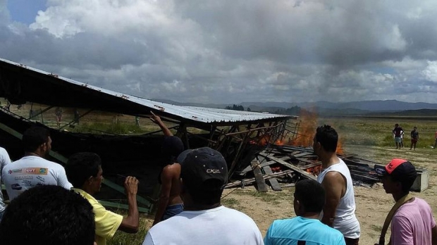 BRA05. PACARAIMA (BRASIL), 18/08/2018.- Ciudadanos brasileños se manifiestan contra la presencia de inmigrantes venezolanos hoy, sábado 18 de agosto de 2018, en la localidad fronteriza de Pacaraima (Brasil). Un grupo de brasileños se manifestó