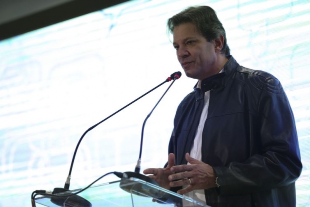 O candidato à Vice-Presidência da República, Fernando Haddad, do PT, discursa durante o evento, Diálogos Eleitor, realizado pela União Nacional de Entidades do Comércio e Serviços (Unecs).